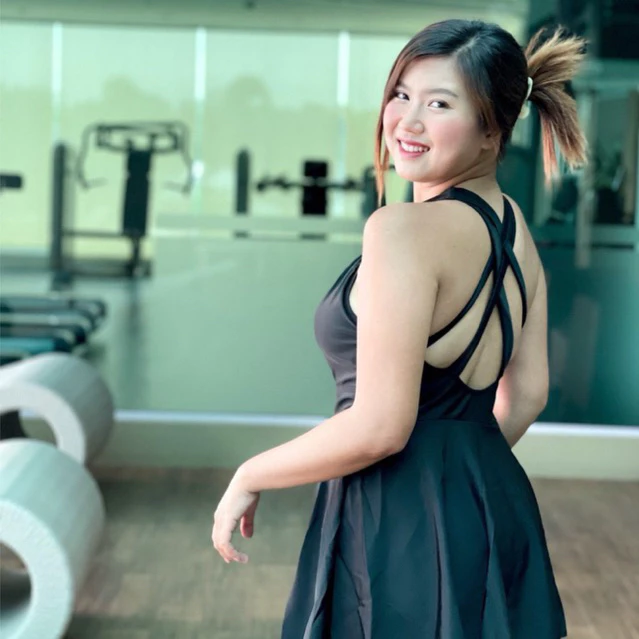 SK02 ชุดว่ายน้ำกระโปรงวันพีชสีดำ ด้านหลังเป็นเส้นไขว้-4